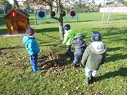 Uklízíme listí na zahrádce